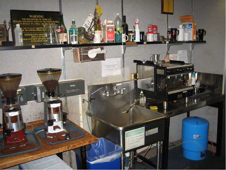 Unix 房间的浓缩咖啡机和磨豆机